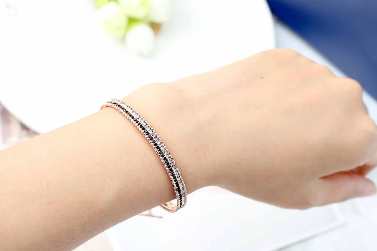 Pulseira pavé de tom dourado-rosa com pérolas em múltiplas linhas 3