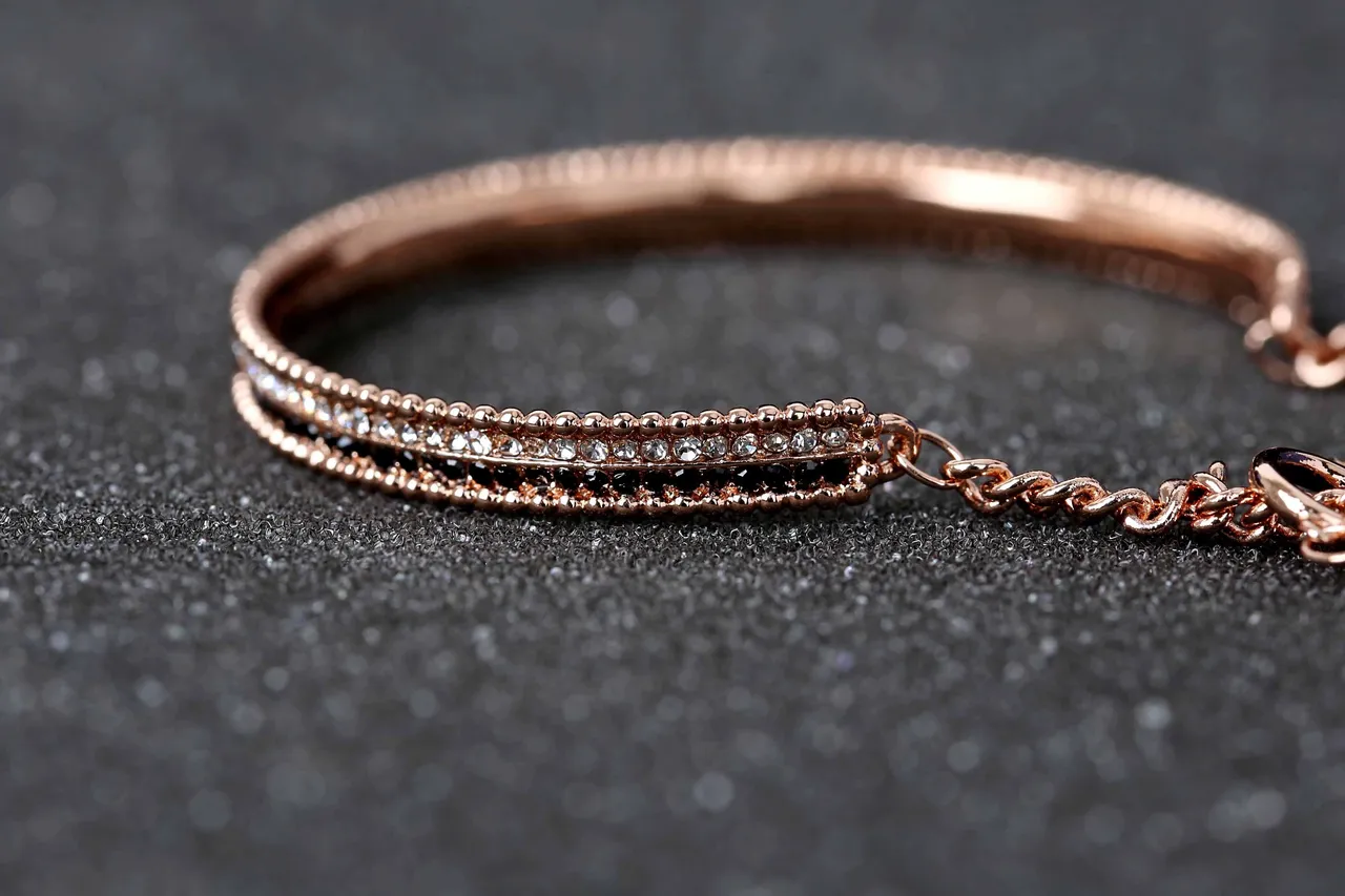 Pulseira pavé de tom dourado-rosa com pérolas em múltiplas linhas 5