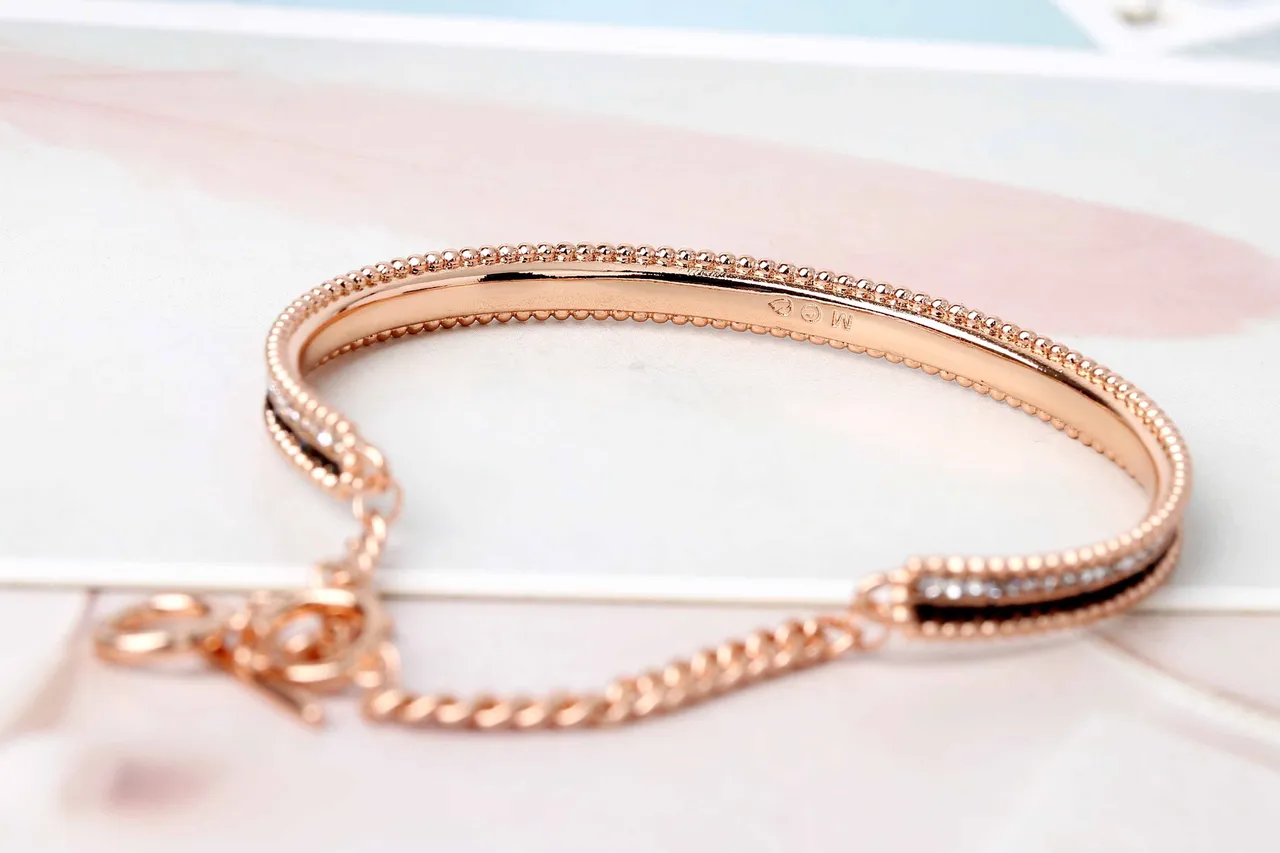 Pulseira pavé de tom dourado-rosa com pérolas em múltiplas linhas 7