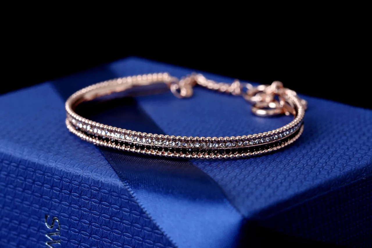 Pulseira pavé de tom dourado-rosa com pérolas em múltiplas linhas 8
