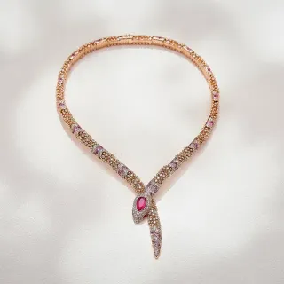 Collier avec motif de serpent en or rose avec gemmes pavé