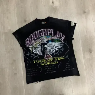 تيشيرت أسود ROUGH بطباعة جرافيك جولة حول العالم