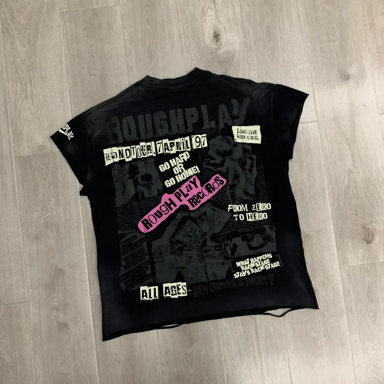 Camiseta negra ROUGH con estampado gráfico Vuelta al mundo 5