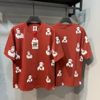 Camiseta gráfica cuello redondo estampado integral rojo óxido