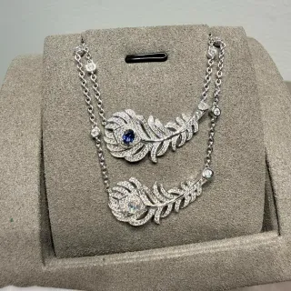 Colar com pingentes em forma de pluma azul de prata com pedras pavé