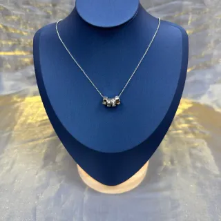 Collier avec chaîne en argent et trois charms cylindriques