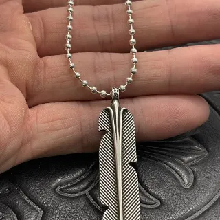 Collar con colgante de plata en forma de pluma grabado con estrías diagonales