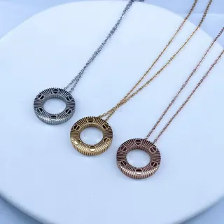 Colar de prata e ouro com pingente circular aberto de anel e marco radial acanalado