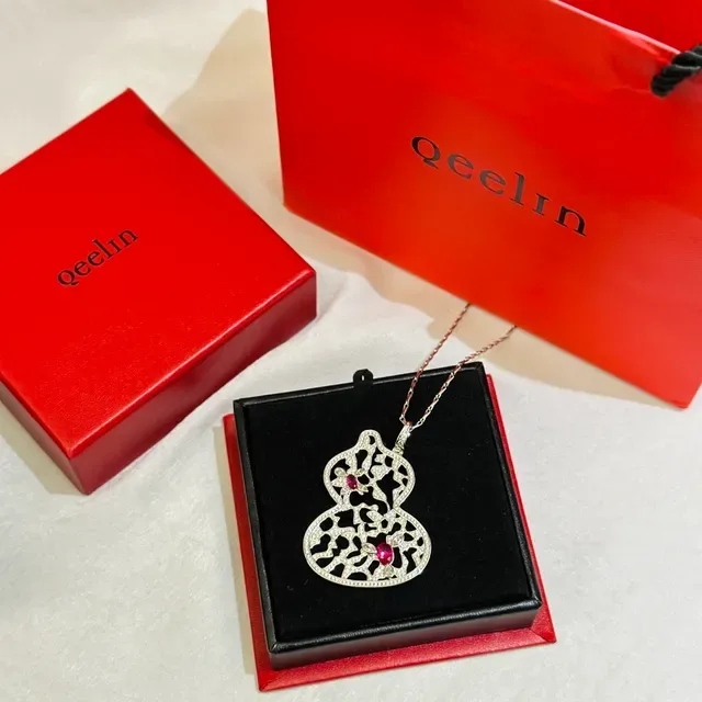 Collier en argent avec filigrane rouge en forme de cœur pendentif pavé-set avec pierres transparentes 2