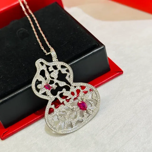 Collier en argent avec filigrane rouge en forme de cœur pendentif pavé-set avec pierres transparentes 3