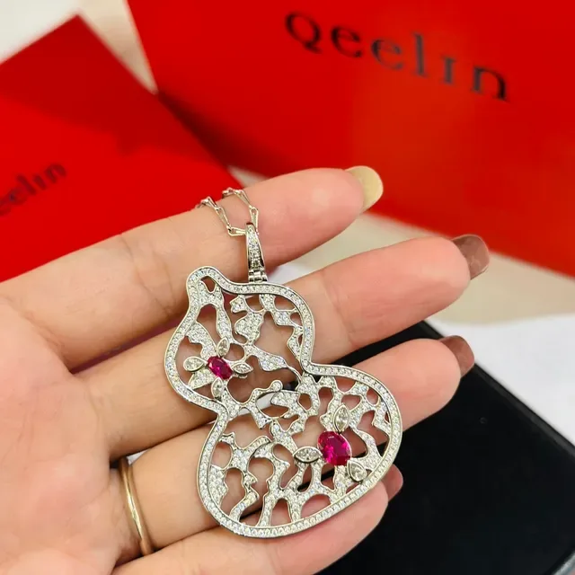 Collier en argent avec filigrane rouge en forme de cœur pendentif pavé-set avec pierres transparentes 7