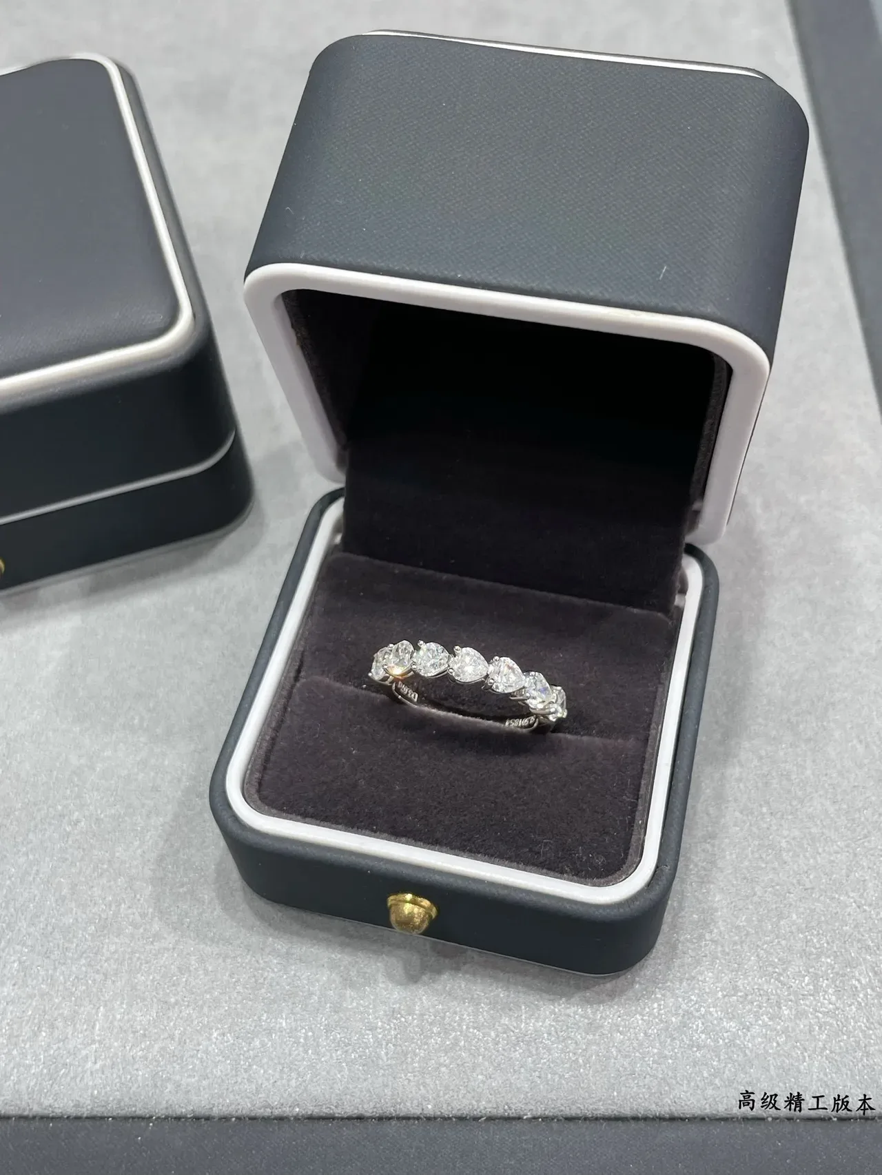 Bague d'éternité à pierres multiples en ton argenté 6