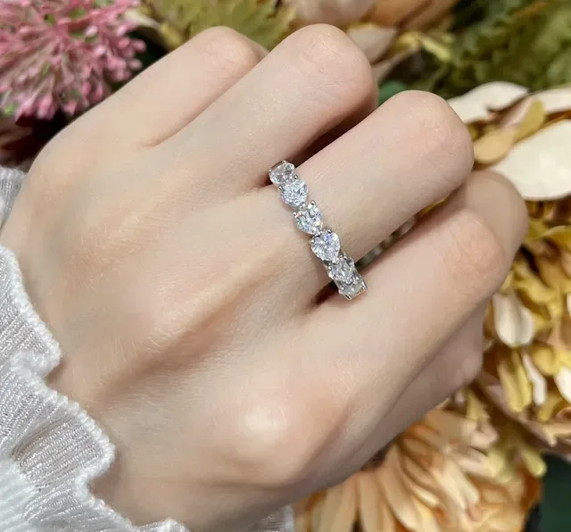 Bague d'éternité à pierres multiples en ton argenté 8