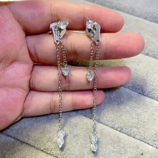 Brincos pendentes de corrente de cristal em tom prateado de múltiplos níveis