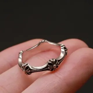 خاتم فازيوني بتصميم زهوري مكسو بالأكسيد مع شاينك مفتوح