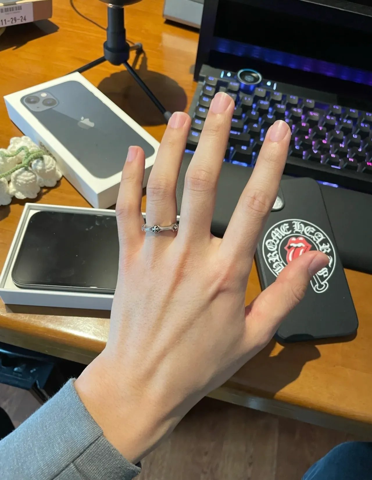 Bague en ton argenté à motif floral oxydé avec tige ouverte 2