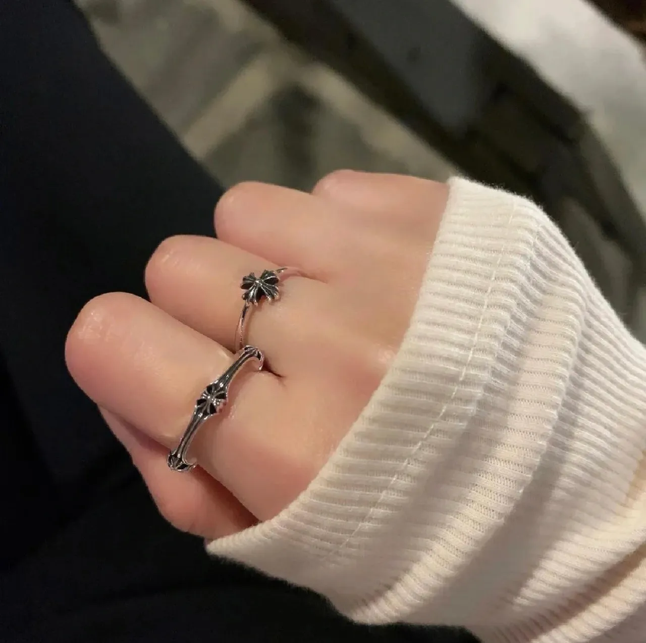 Bague en ton argenté à motif floral oxydé avec tige ouverte 3