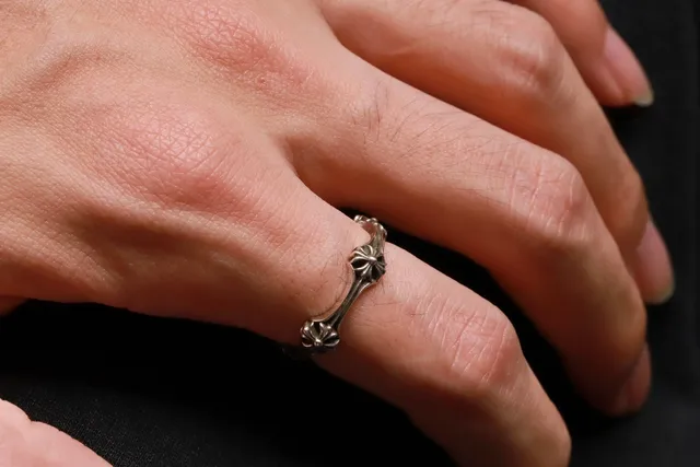 Bague en ton argenté à motif floral oxydé avec tige ouverte 4