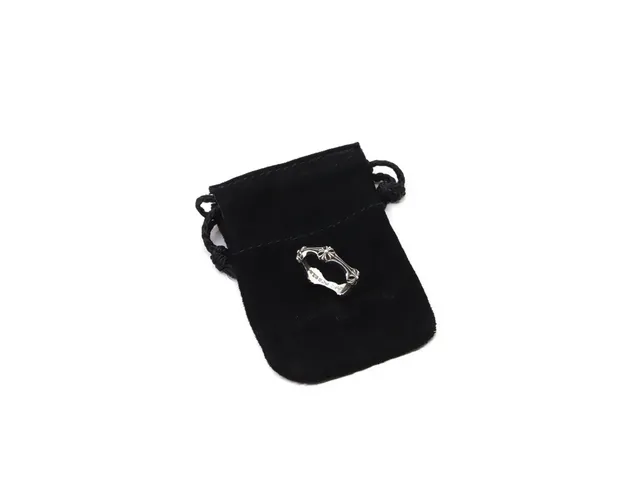 Bague en ton argenté à motif floral oxydé avec tige ouverte 6