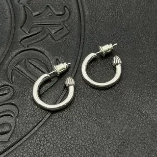 Brincos de aro prateados com textura nas extremidades