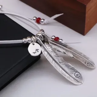Collier en cordon de cuir avec charms de plumas argent et blanc