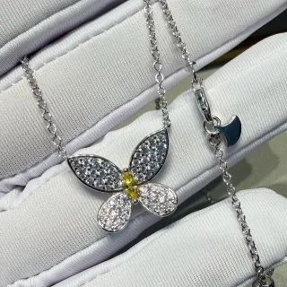Collier argent silhouette papillon jaune pierres pavé-set