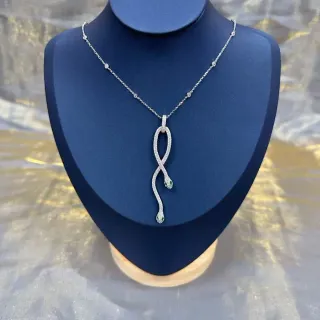 Collier avec pendentif de boucle infinie pavé-set de serpente