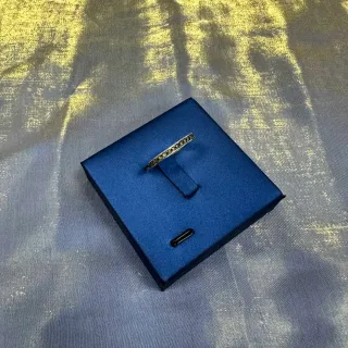 薄镶橄榄绿宝石戒指