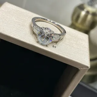 তিন পাথর গোল উজ্জ্বল এবং tapered ব্যাগেট হীরার আংটি
