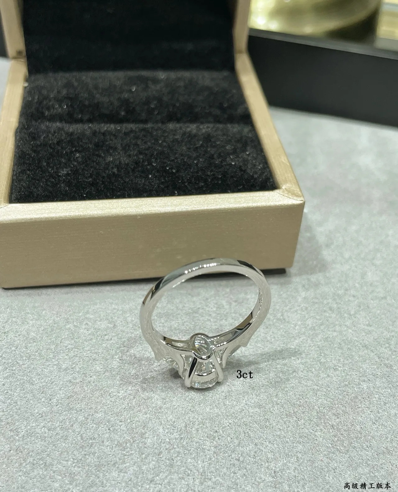 Anillo de diamante con tres piedras redondas brillantes y baguette tapered 3