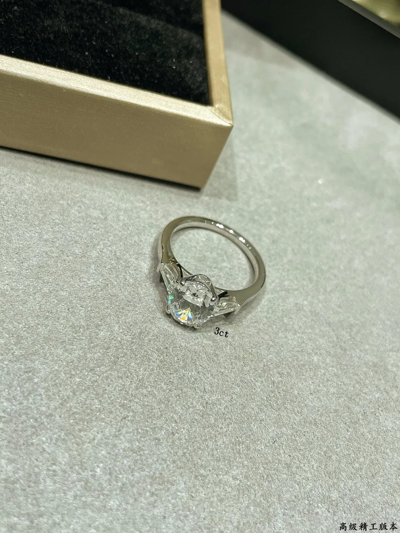Anillo de diamante con tres piedras redondas brillantes y baguette tapered 4