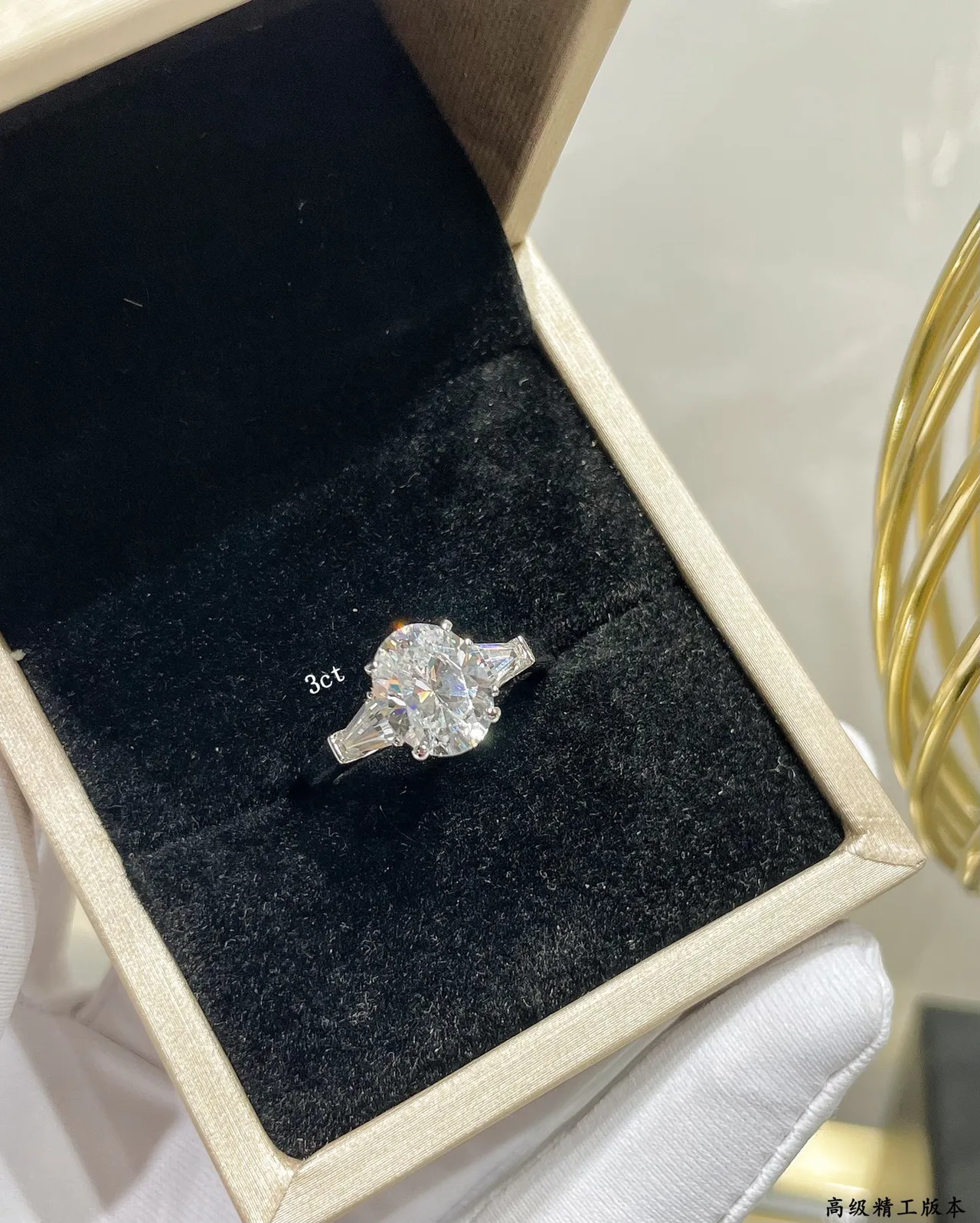 Anillo de diamante con tres piedras redondas brillantes y baguette tapered 5