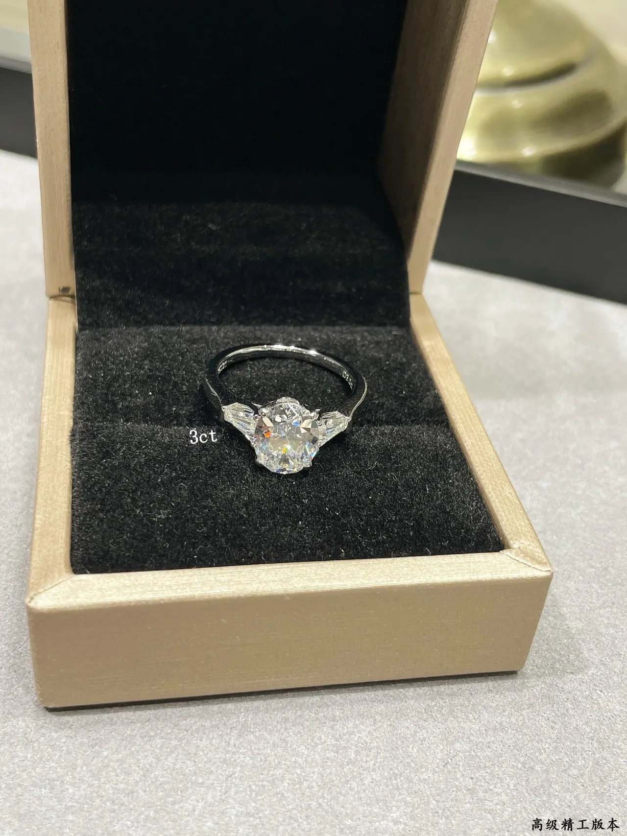 Anillo de diamante con tres piedras redondas brillantes y baguette tapered 6