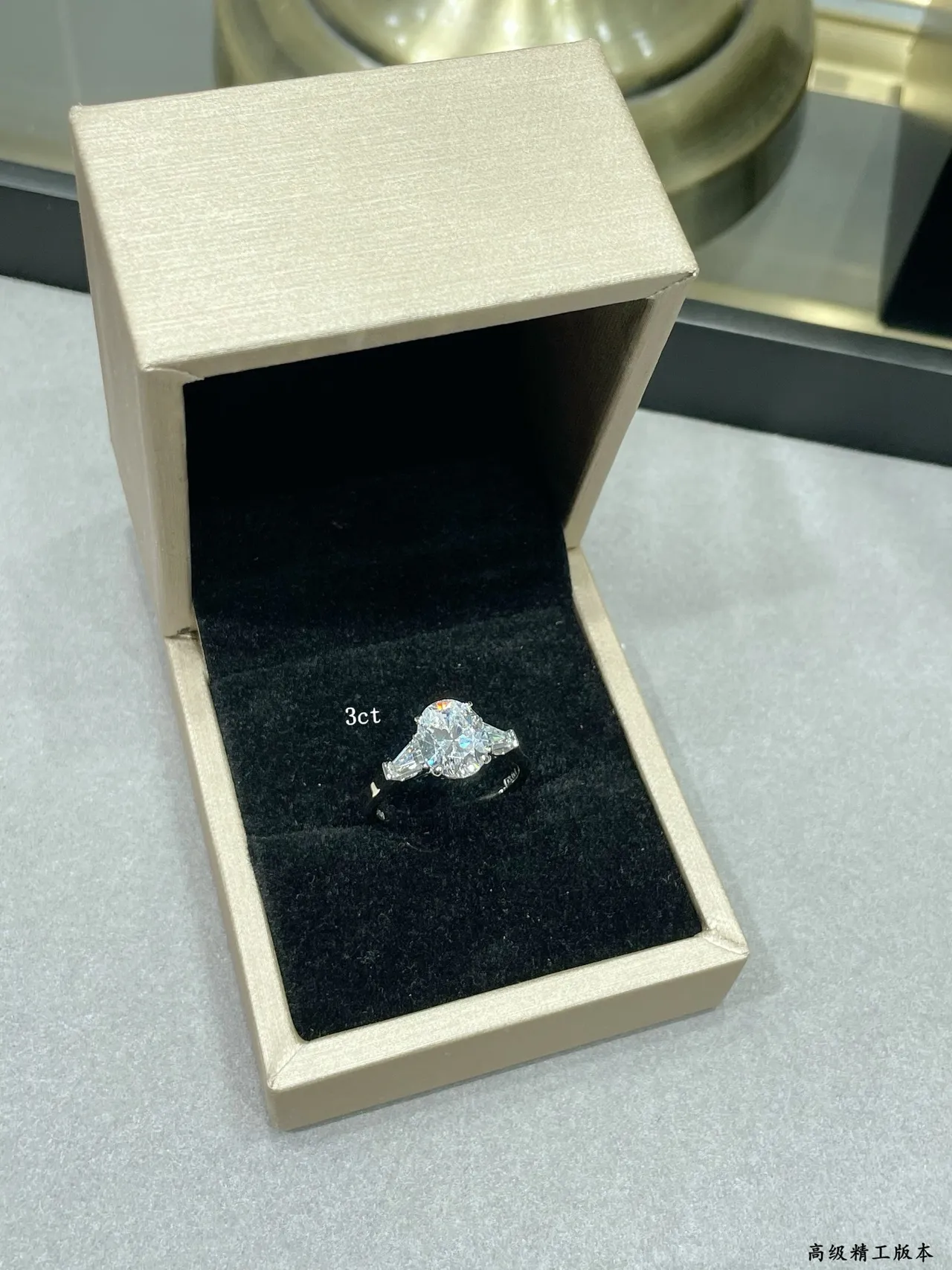 Anillo de diamante con tres piedras redondas brillantes y baguette tapered 7