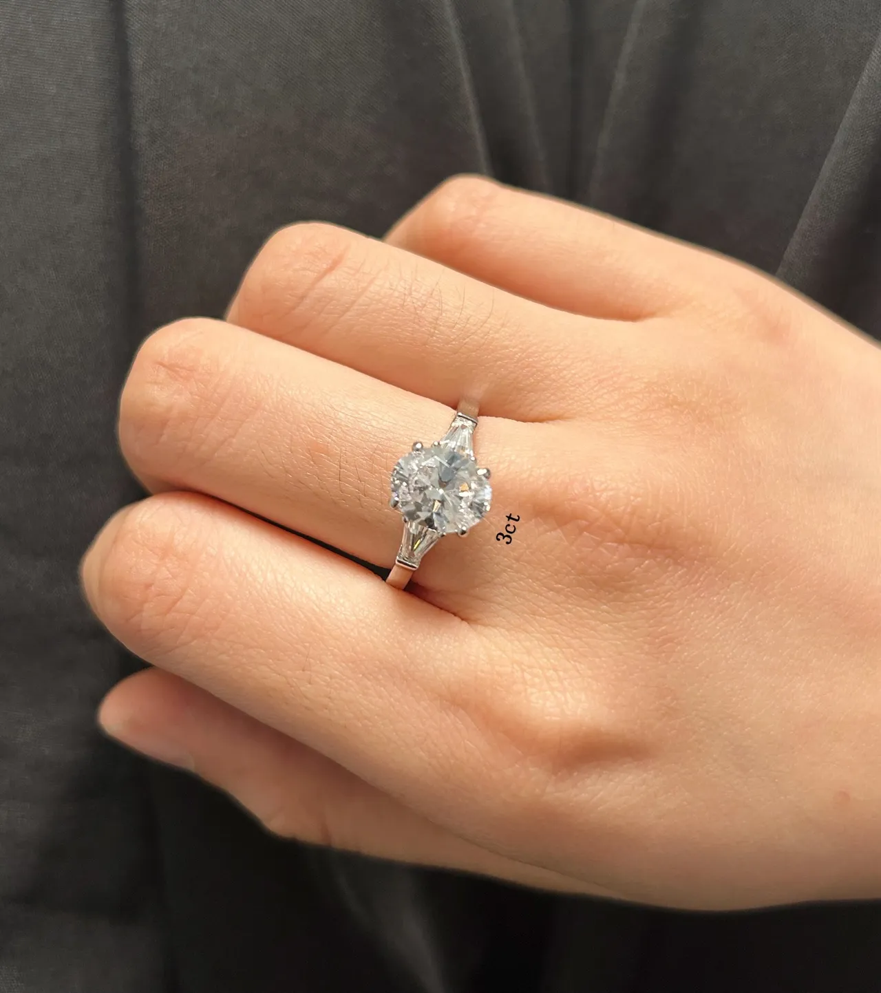 Anillo de diamante con tres piedras redondas brillantes y baguette tapered 9