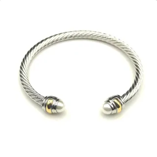 Brazalete abierto de cable trenzado de dos tonos con perlas en los extremos