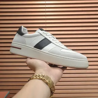 أحذية رياضية lifestyle low-top بألوان أبيض وأسود وشرائط