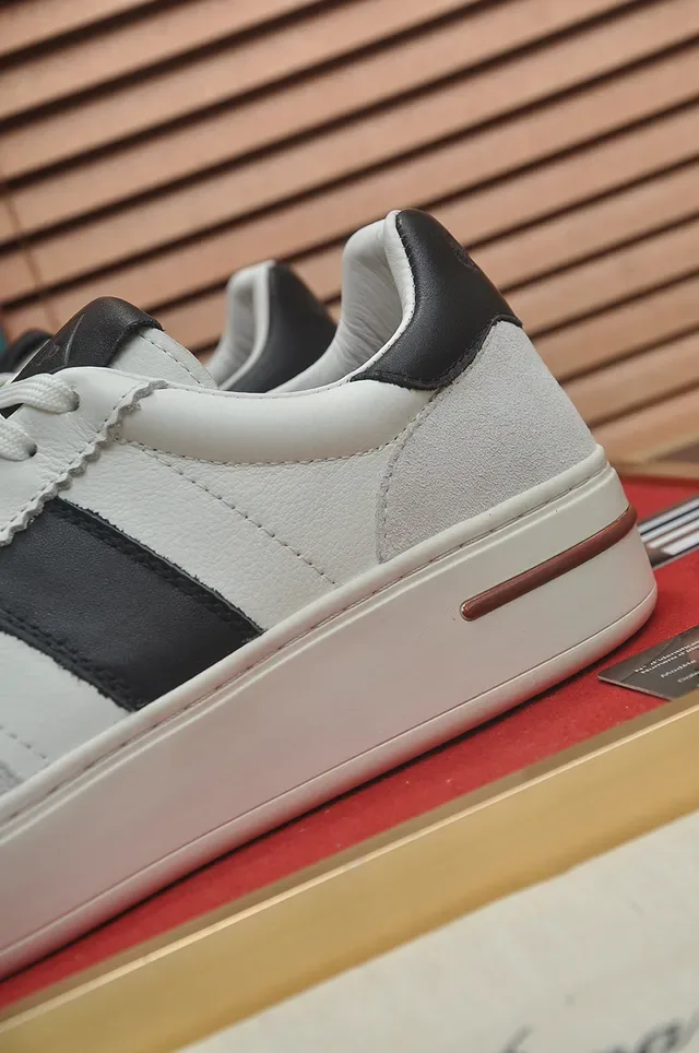 Tênis lifestyle low-top com listras brancas e pretas 2
