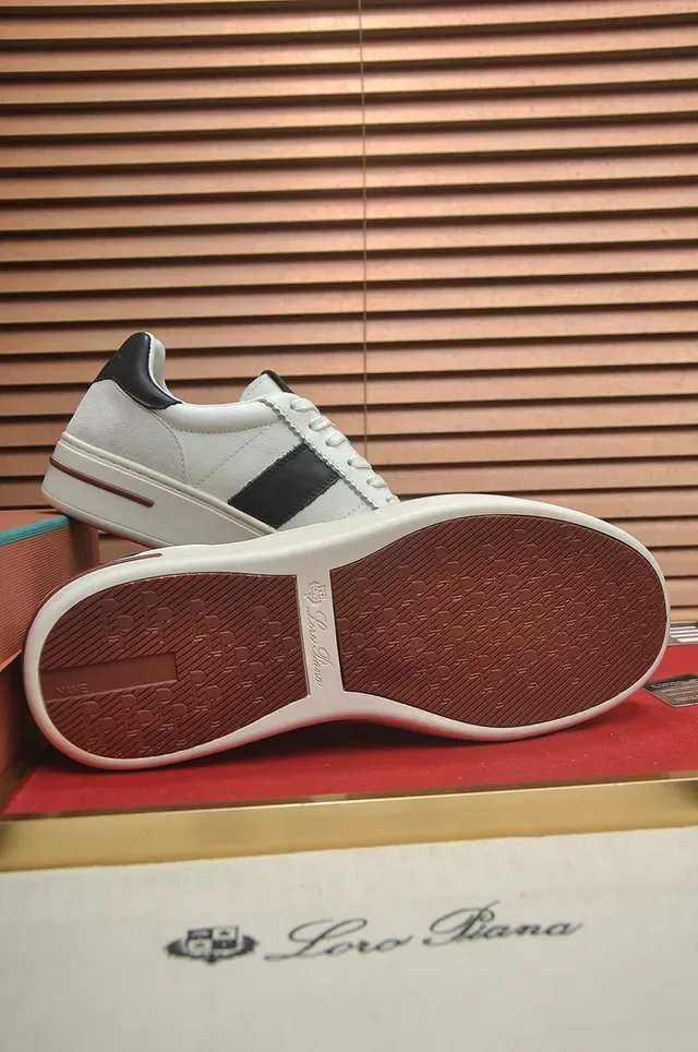 Tênis lifestyle low-top com listras brancas e pretas 3