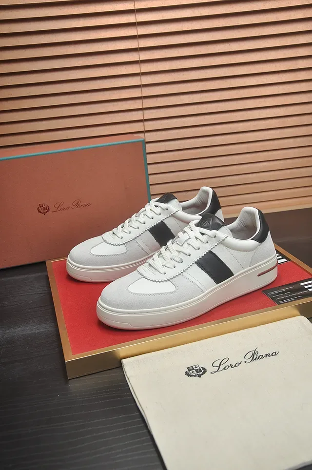 Tênis lifestyle low-top com listras brancas e pretas 4