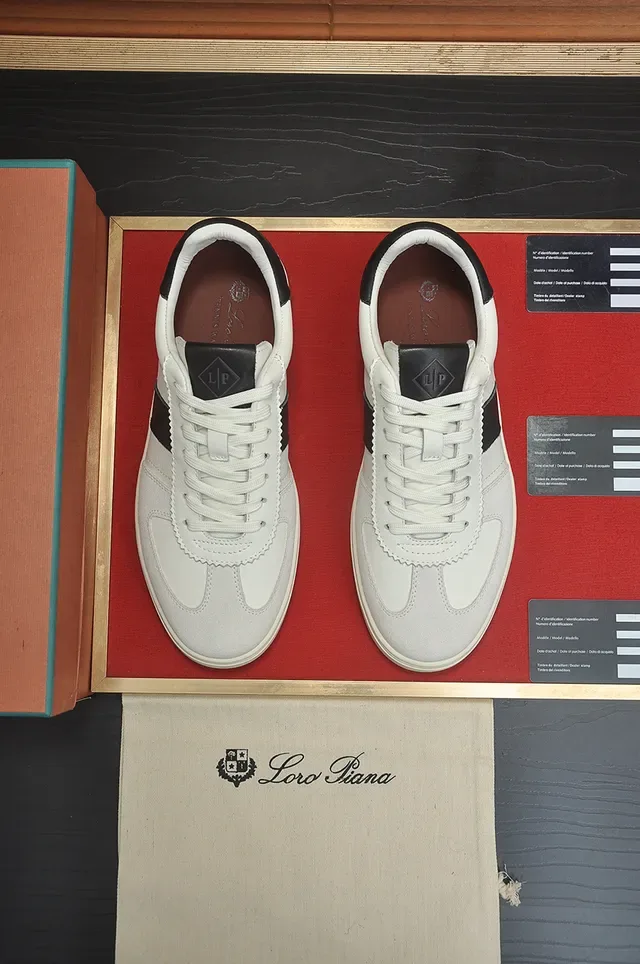 Tênis lifestyle low-top com listras brancas e pretas 5