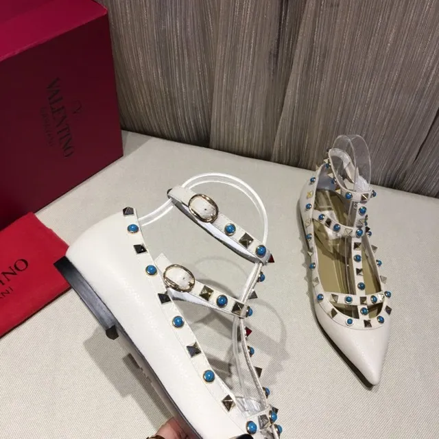 Zapatos Mary Jane de punta puntiaguda con tiras T blancas y azules 2