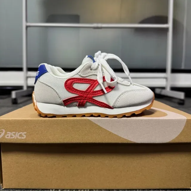 White Red Retro-Inspired Low-Top Sneakers 3