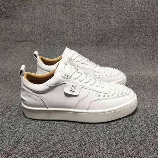 أحذية رياضية بيضاء low-top مع مرصّع على الإصبع الأمامي