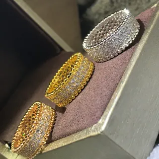 चौड़ी पैवé-सेट मोती किनारी क्रिस्टल अंगूठी