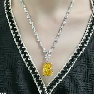 Collier avec Chaîne Argentée Motif de Feuilles, Gemmes d'Émeraude de Coupe Rectangulaire Jaune