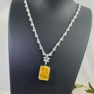 Collier avec chaîne de motif feuille en argent jaune pendentif rectangulaire à coupe émeraude