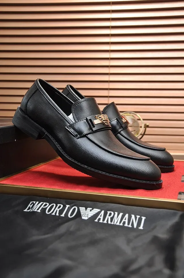 Giorgio Armani কালো সোনালি চামড়ার পেনি লুফার 9