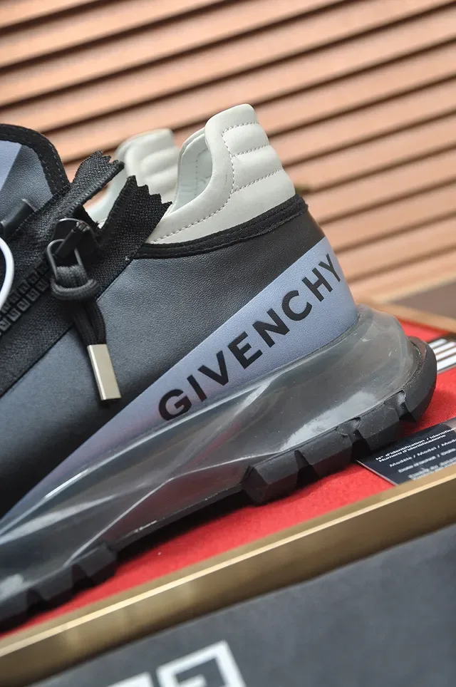 Givenchy City Sport 黑银生活方式运动鞋 9