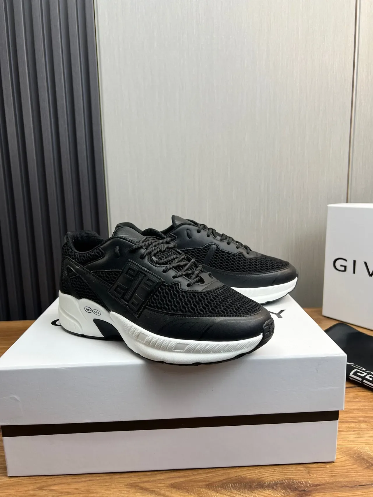 Givenchy City Sport sneakers chunky noirs maille et blancs 3